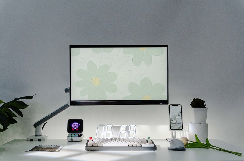 Hình ảnh Giá treo màn hình HyperWork A1C được setup hoàn thiện