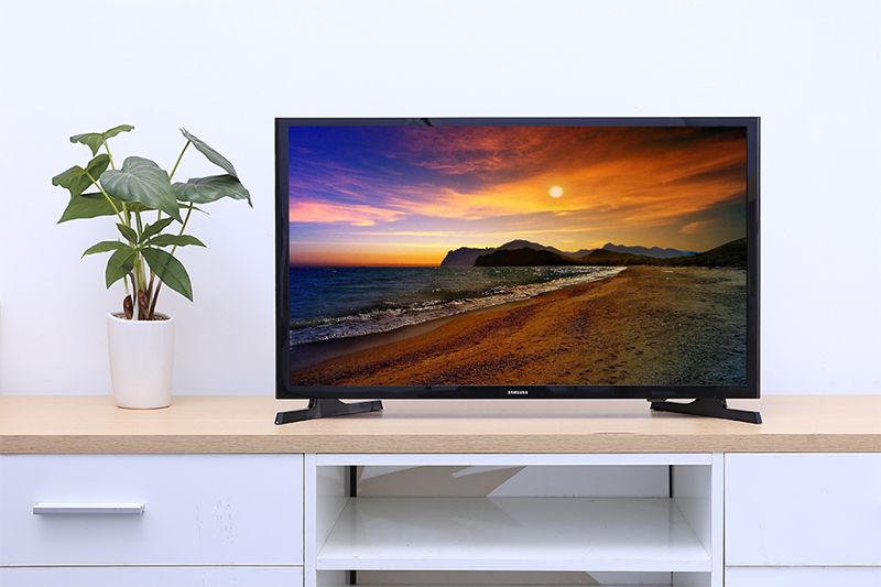 Màn hình tivi được lắp đặt bởi chân đế tv đặt trên kệ tủ tivi