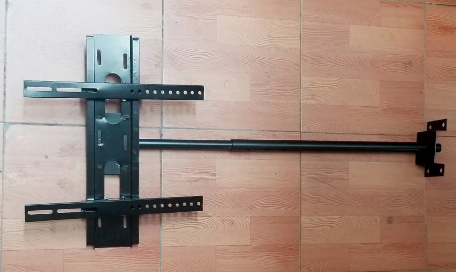 Chi tiết hình ảnh thực tế của giá treo tivi thả trần NB T560 mà đen trên nền gạch